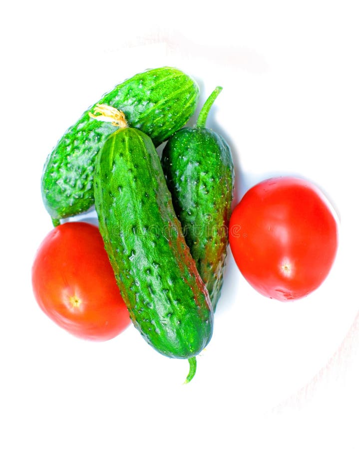 Frisches vegetables zwei Tomaten und drei Gurken zugebereitet, um Salat zu machen stockbild Frisches vegetables zwei Tomaten und drei Gurken zugebereitet, um Salat zu machen stockbild