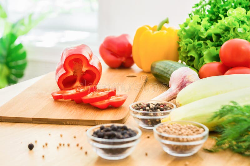 Frischgemüse und Gewürze auf Holztisch vor dem Fenster Sommerlebensmittel stockfoto Frischgemüse und Gewürze auf Holztisch vor dem Fenster Sommerlebensmittel stockfoto