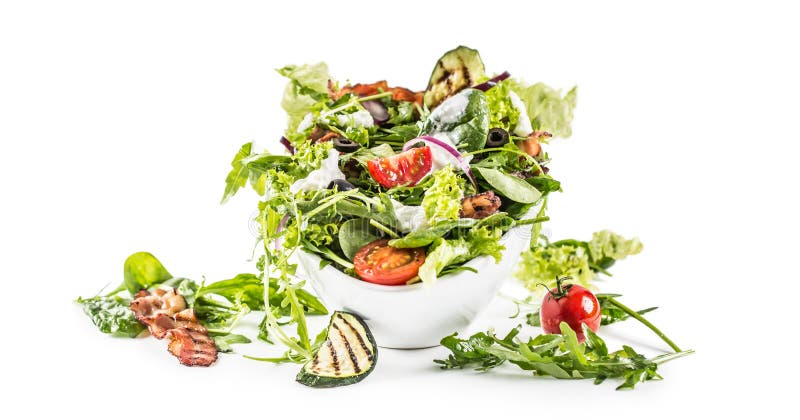 Frischgemüsesalat mit gebratener Specktomatenoliven Arugulazucchini tzatziki Behandlung und dem Olivenöl lokalisiert auf Weiß stockfotografie