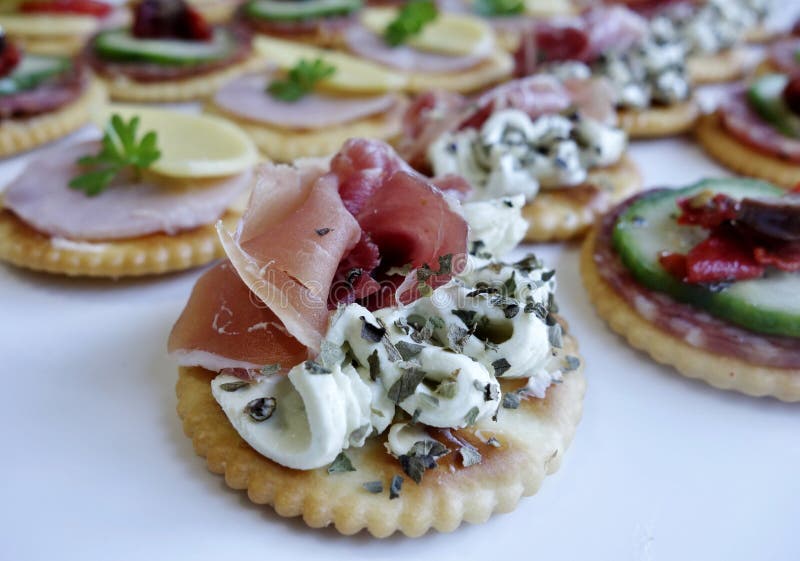 Canapes Mit Frischkäse Des Lachs-, Und Gurke Stockbild - Bild von grün ...