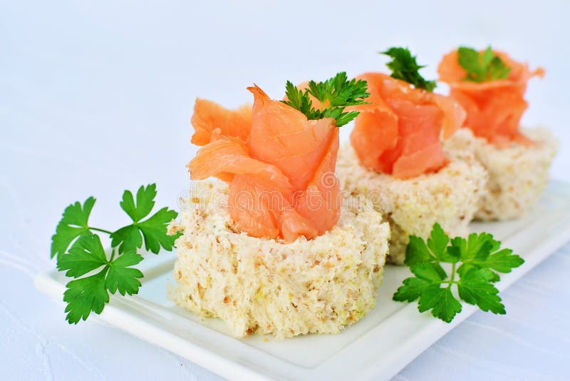 Canapes Mit Frischkäse Des Lachs-, Und Gurke Stockbild - Bild von sofa ...