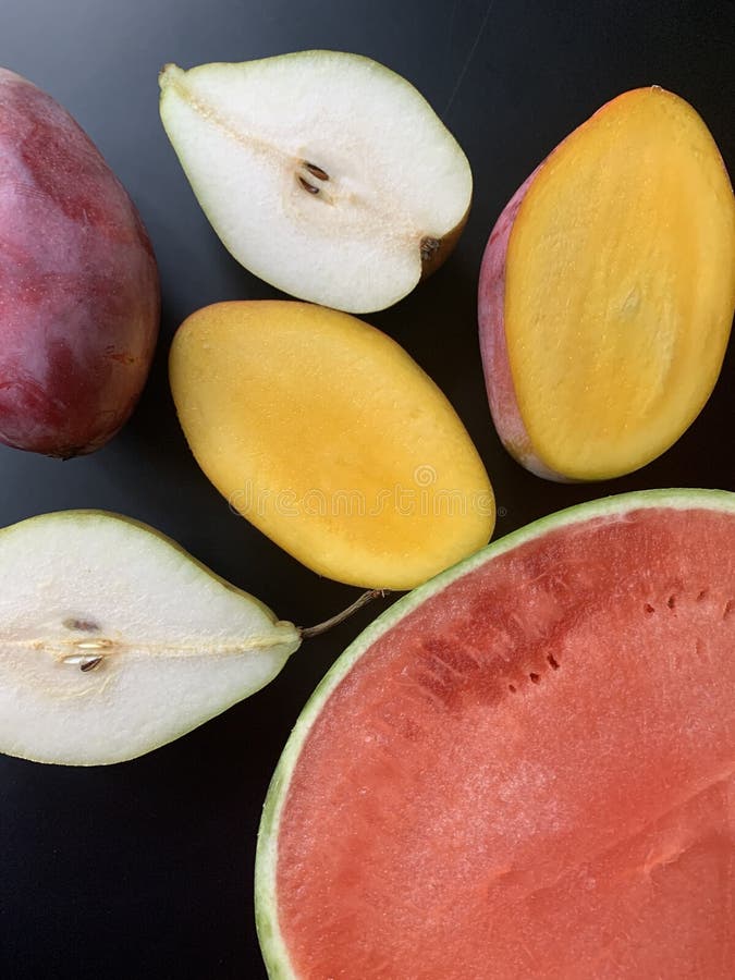 Frischobst Wassermelone und Mango in halbsaftigen Frucht natürlichen Vitaminen halb Birne geschnitten stockbilder