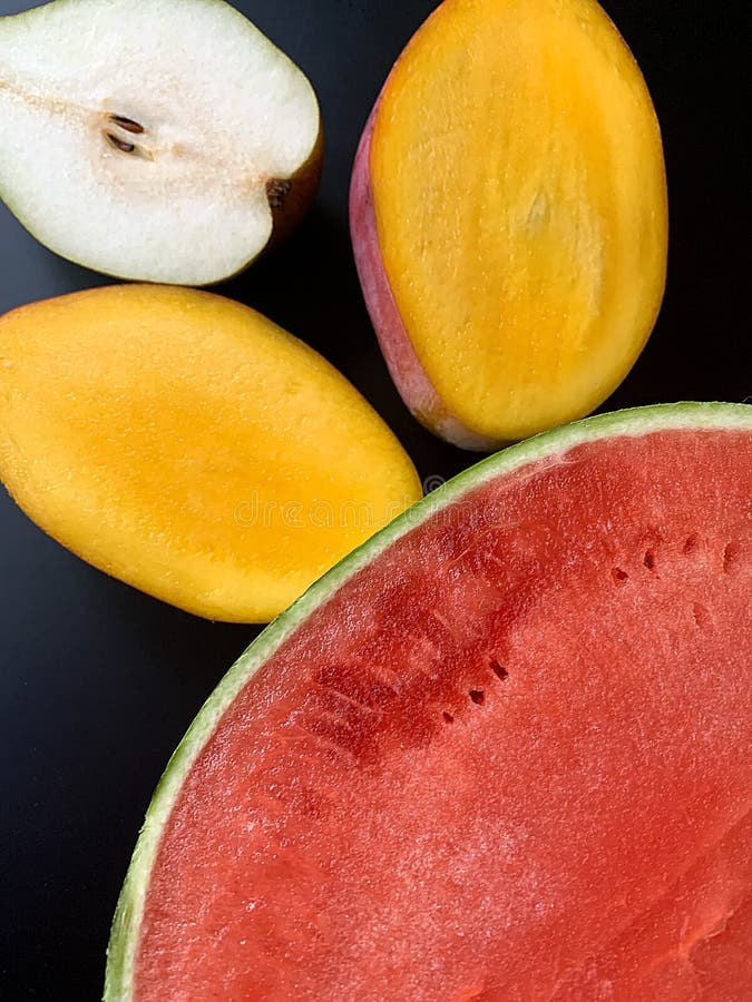 Frischobst Wassermelone und Mango in halbsaftigen Frucht natürlichen Vitaminen halb Birne geschnitten lizenzfreie stockfotografie
