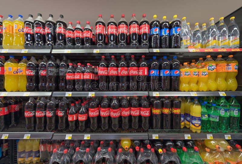 Frisdranken en Dranken in Supermarkt stock afbeelding Frisdranken en Dranken in Supermarkt stock afbeelding