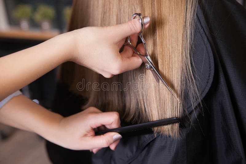 Friseur geschnittenes blondes Haar einer Frau