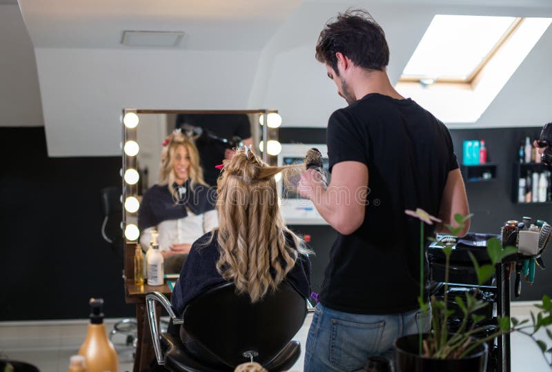 Friseur und blondes cliente am Salon lizenzfreie stockfotografie Friseur und blondes cliente am Salon lizenzfreie stockfotografie