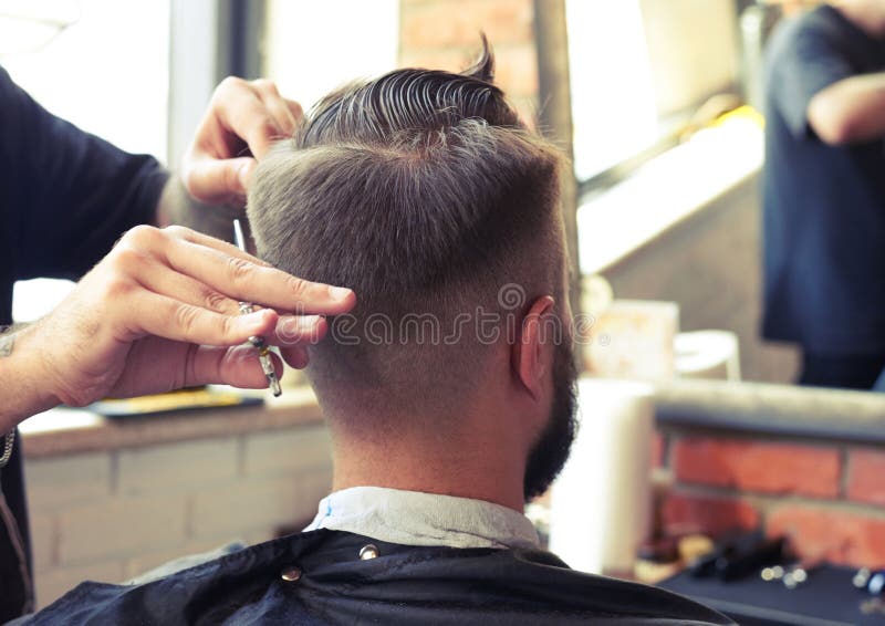 Friseurausschnitthaar mit Scheren stockfotos Friseurausschnitthaar mit Scheren stockfotos