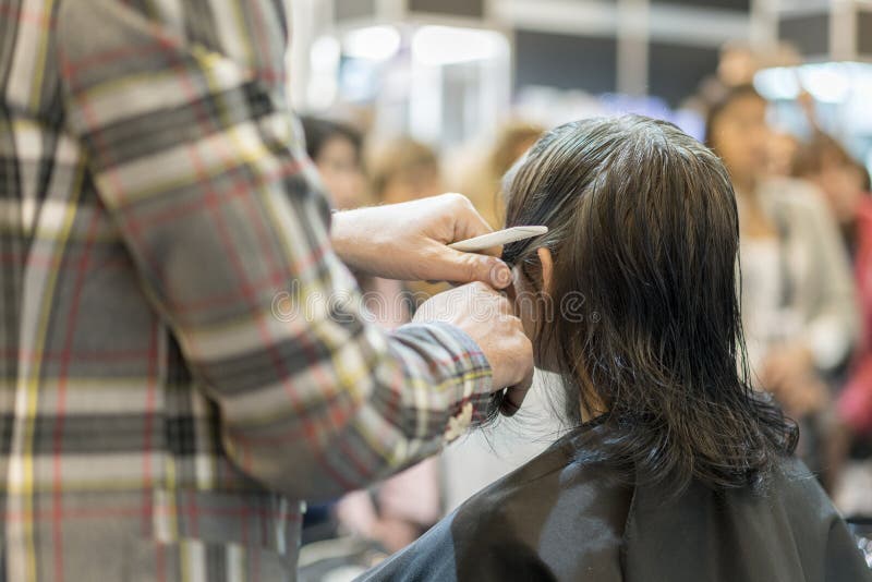 friseursalon Nahaufnahme des Mannhaarschnitts, Meister tut das Haar, das im Friseursalon anredet lizenzfreies stockbild friseursalon Nahaufnahme des Mannhaarschnitts, Meister tut das Haar, das im Friseursalon anredet lizenzfreies stockbild