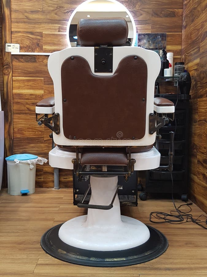 Friseursalonlehnsessel, moderner Friseursalon, Friseursalon für Männer Stilvolle Weinlese Barber Chair lizenzfreie stockfotografie Friseursalonlehnsessel, moderner Friseursalon, Friseursalon für Männer Stilvolle Weinlese Barber Chair lizenzfreie stockfotografie
