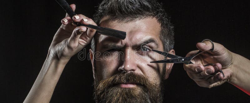 Friseurscheren und gerades Rasiermesser, Friseursalon Der Haarschnitt der Männer, rasierend Bärtiger Mann, langer Bart, grob, kau lizenzfreies stockbild Friseurscheren und gerades Rasiermesser, Friseursalon Der Haarschnitt der Männer, rasierend Bärtiger Mann, langer Bart, grob, kau lizenzfreies stockbild