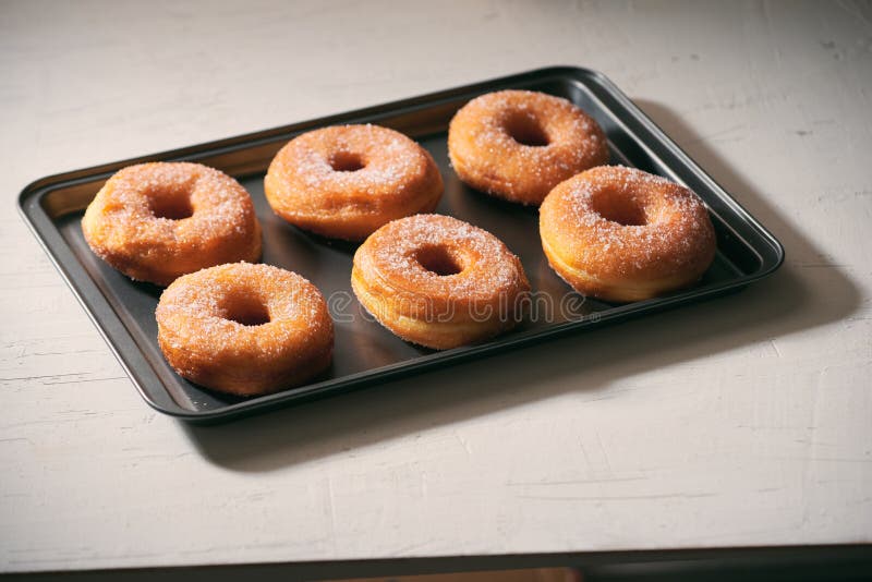 Fried Donuts Mit Puderzucker Auf Metallbackform Stockbild - Bild von ...