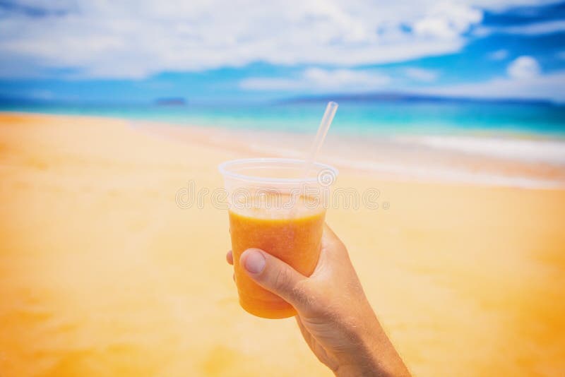 Friska juicer smoothie juice dricker selfie på stranden. Plastskaft för papaya eller apelsinfrukt med plastbeläggning