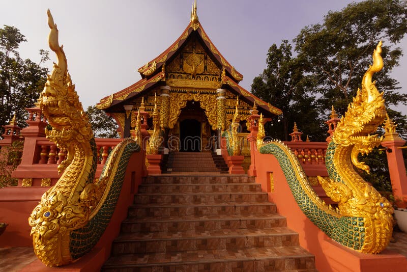 Fristad eller kyrka och härlig Nagastaty på Wat Doi Phra Chan i Thailand royaltyfri foto Fristad eller kyrka och härlig Nagastaty på Wat Doi Phra Chan i Thailand royaltyfri foto