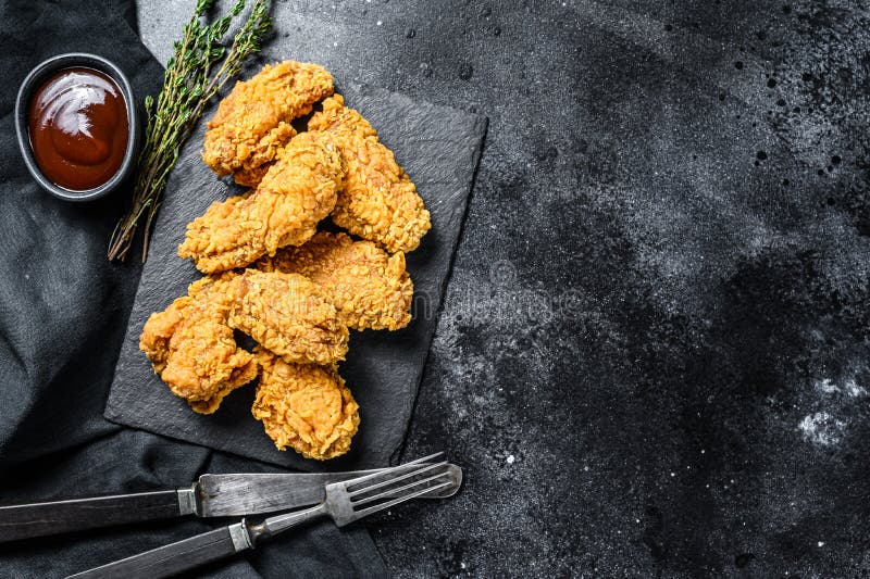 Fígado de frango frito com cebola e ervas fundo preto vista superior