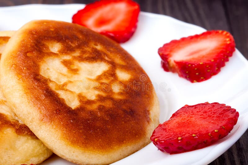 Fritos em uma placa com fundo de madeira das morangos foto de stock royalty free