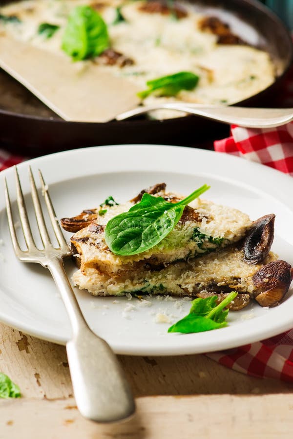 Frittata de blanc d'oeuf d'épinards et de champignon photo stock Frittata de blanc d'oeuf d'épinards et de champignon photo stock