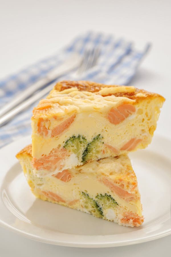 Frittata fait maison par morceau dans la coupe photos libres de droits Frittata fait maison par morceau dans la coupe photos libres de droits