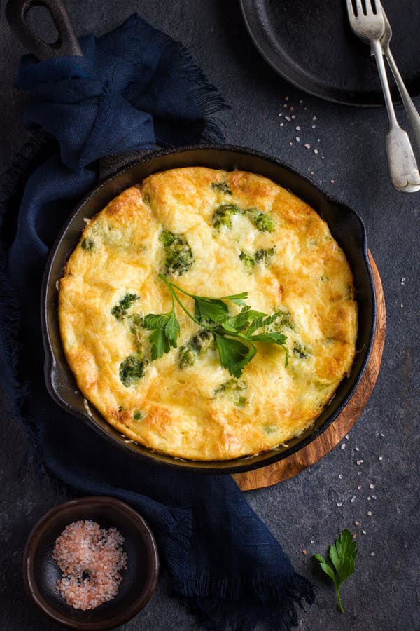 Frittata (omelete) com vegetais e queijo numa frigideira de ferro fundido fotografia de stock royalty free