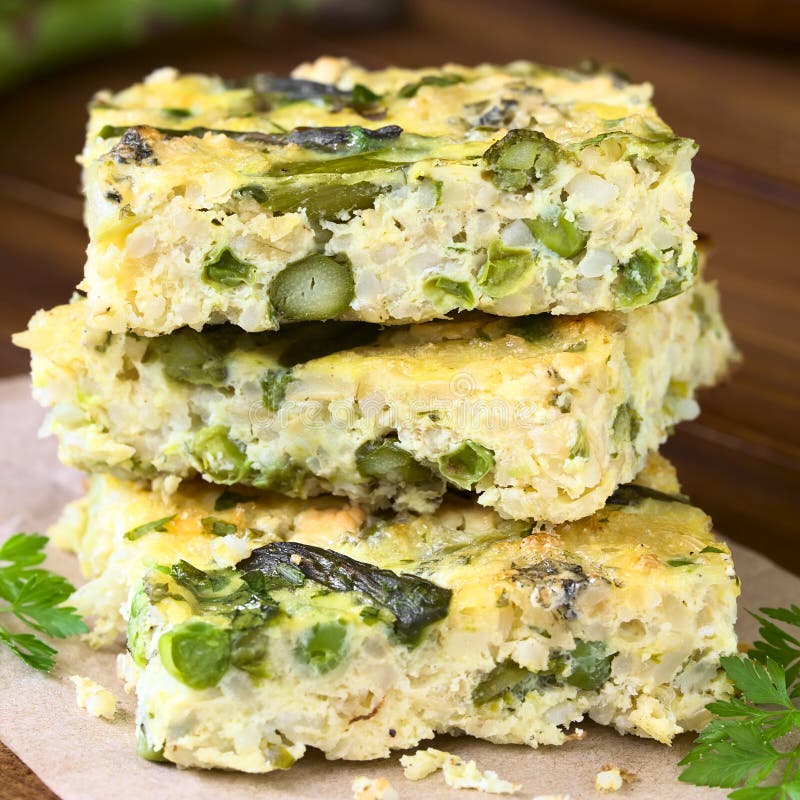 Frittata verde del espárrago, del guisante y del queso verde fotografía de archivo libre de regalías Frittata verde del espárrago, del guisante y del queso verde fotografía de archivo libre de regalías