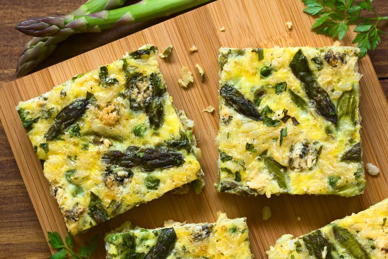 Frittata verde del espárrago, del guisante y del queso verde imágenes de archivo libres de regalías Frittata verde del espárrago, del guisante y del queso verde imágenes de archivo libres de regalías