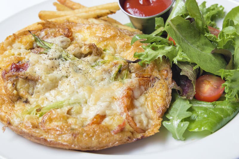 Frittata με την οργανική πράσινη κινηματογράφηση σε πρώτο πλάνο σαλάτας στοκ εικόνα με δικαίωμα ελεύθερης χρήσης