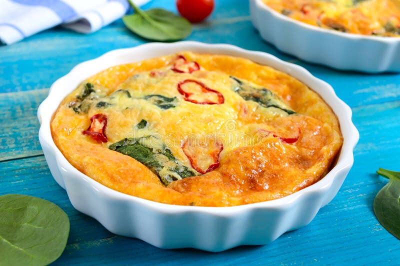 Frittata со свежими овощами и шпинатом Итальянский омлет в керамических формах стоковые фото Frittata со свежими овощами и шпинатом Итальянский омлет в керамических формах стоковые фото