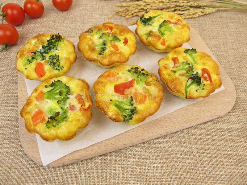 Frittatas булочки с рисом, морковами, брокколи и томатами стоковое изображение