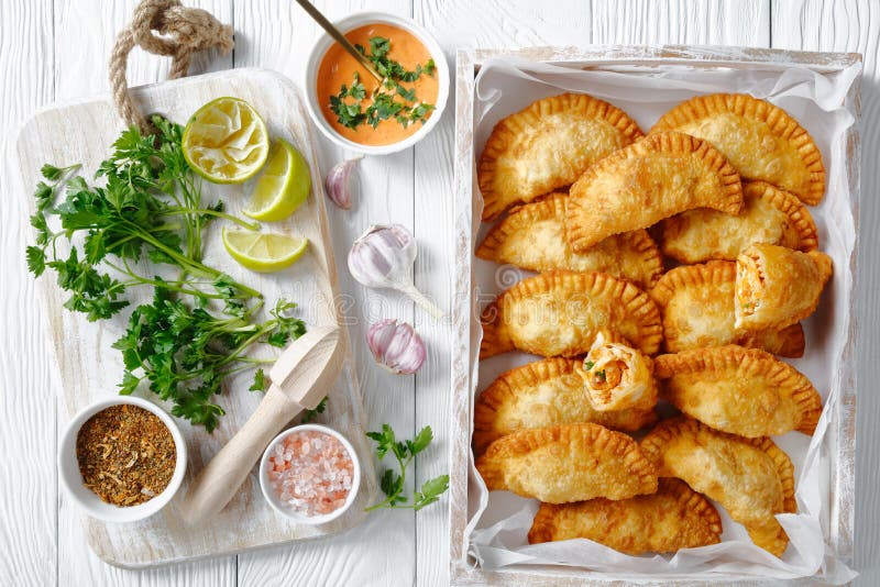 Frittierte Empanadas in einer Holzkiste lizenzfreie stockfotos