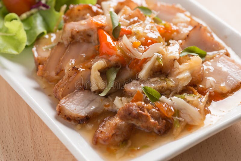 Gewürzter Chinesischer Schweinefleischwurst Mit Gemüse-Thai-Salat in ...