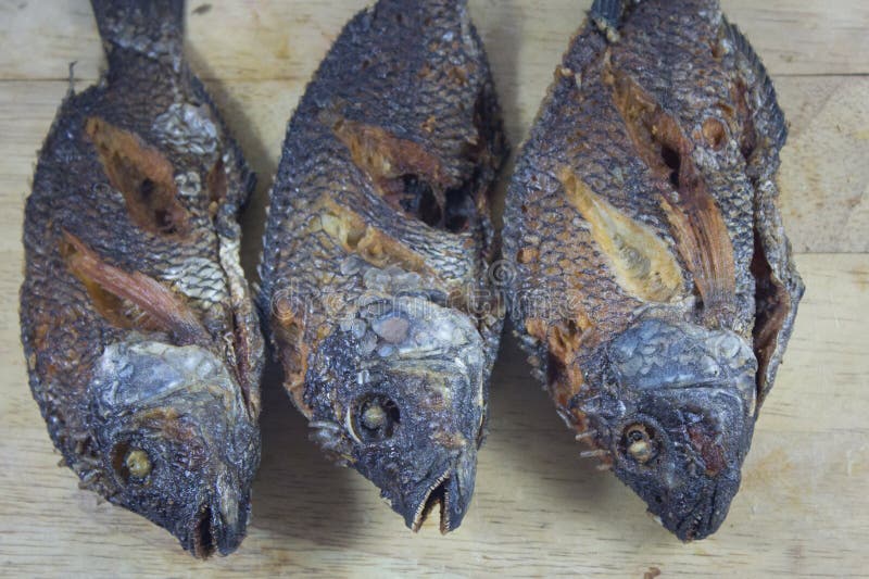 Frittura del corpo di 3 pesci sul legno di spezzettamento fotografie stock Frittura del corpo di 3 pesci sul legno di spezzettamento fotografie stock