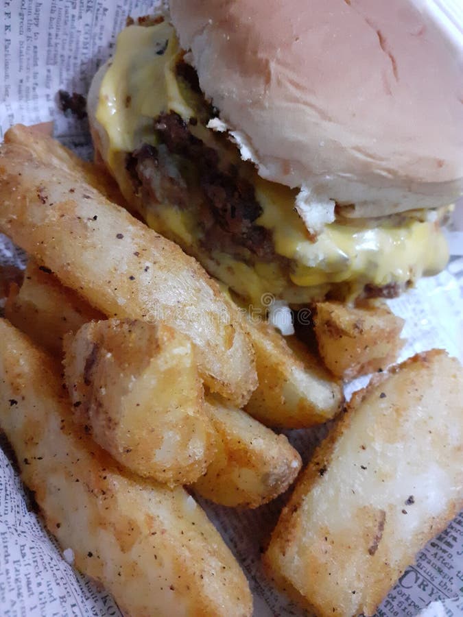 Fritture deliziose l dell'alimento dell'hamburger del formaggio immagine stock Fritture deliziose l dell'alimento dell'hamburger del formaggio immagine stock