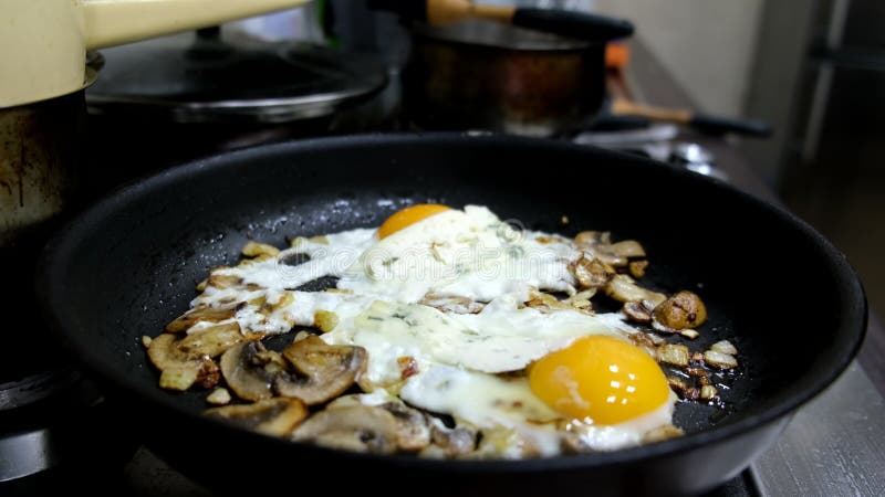 Oeufs dans la poêle photo stock. Image du fermer, friture - 64262280