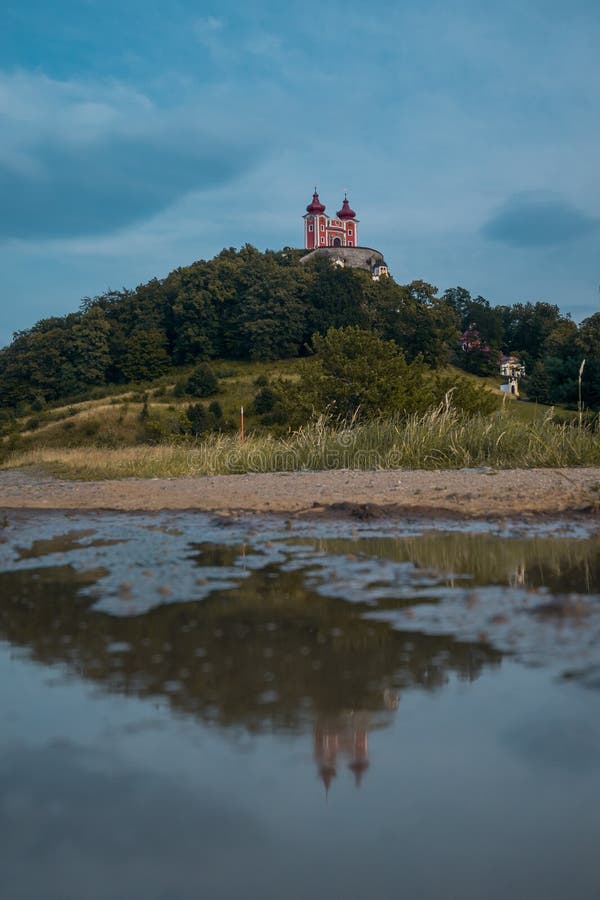 Žabí výhled panorama Banskoštiavnické kavalérie na Slovensku je nádherný barokní objekt, koupající se v letním slunci.