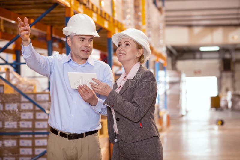 Frohe Berufsmanager, die zusammenarbeiten lizenzfreies stockfoto Frohe Berufsmanager, die zusammenarbeiten lizenzfreies stockfoto