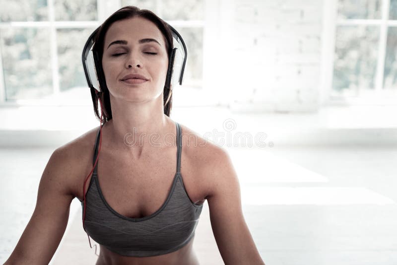 Frohe Dame, die Musik während der Meditation hört stockfoto Frohe Dame, die Musik während der Meditation hört stockfoto