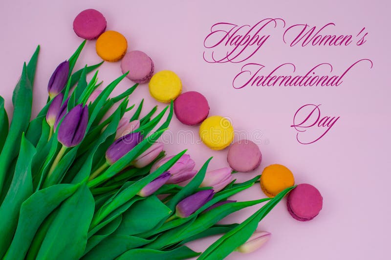 Frohe International women & # x27; s-Tagestext mit Tulpen und Makrone stockfotos