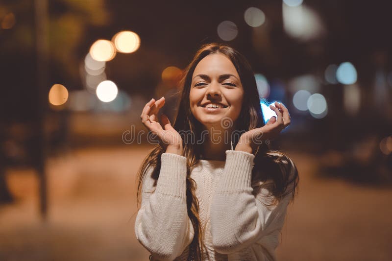 Frohe junge schöne Dame mit faszinierendem Lächeln stockbilder Frohe junge schöne Dame mit faszinierendem Lächeln stockbilder