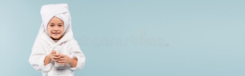 Frohe Kind im Bademantel und Handtuch stockfoto