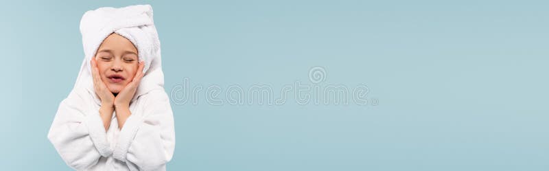 Frohe Kind im Bademantel und Handtuch stockfotografie