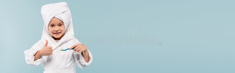 Frohe Kind im Bademantel und Handtuch lizenzfreie stockfotografie