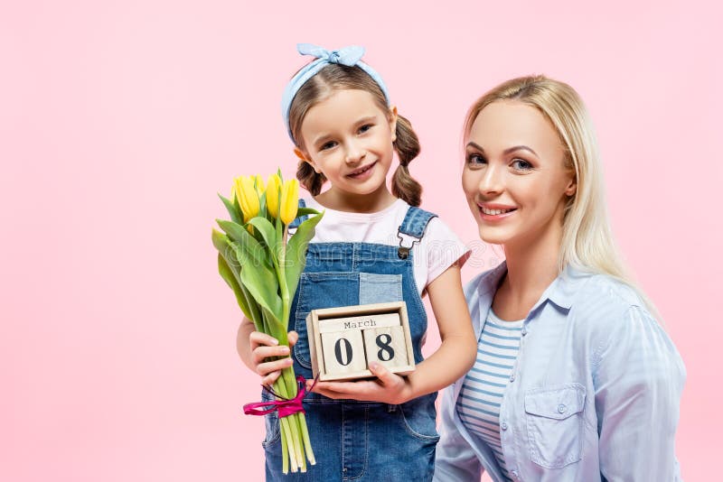 Frohe Kind Tulpen halten und Holz lizenzfreie stockbilder