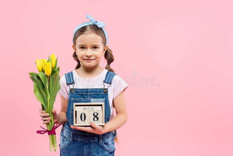 Happy Junge mit Tulpen und Holztulpen stockfotografie