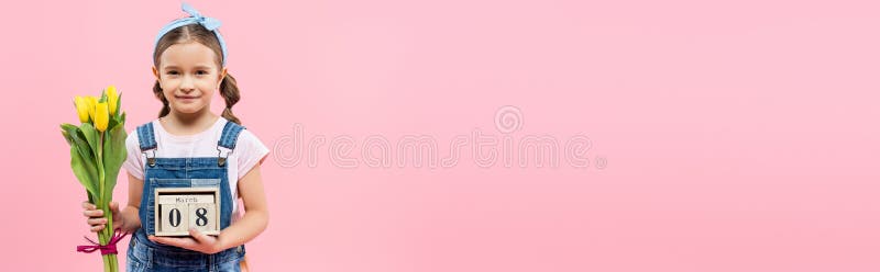 Frohe Kind Tulpen halten und Holz stockfoto