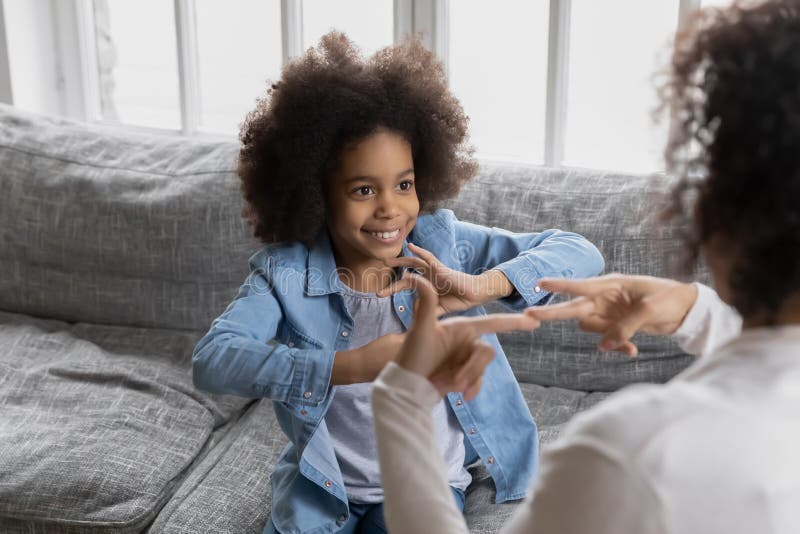 Frohe schwarzes Mädchen, das mit Behinderten tauber Mutter spricht lizenzfreies stockfoto