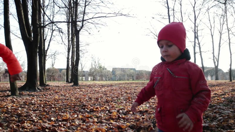 Frohe schöne Selbstgänger mit Herbstlaub. saisonaltätigkeiten im Freien ein gesunder Lebensstil auf dem Weg