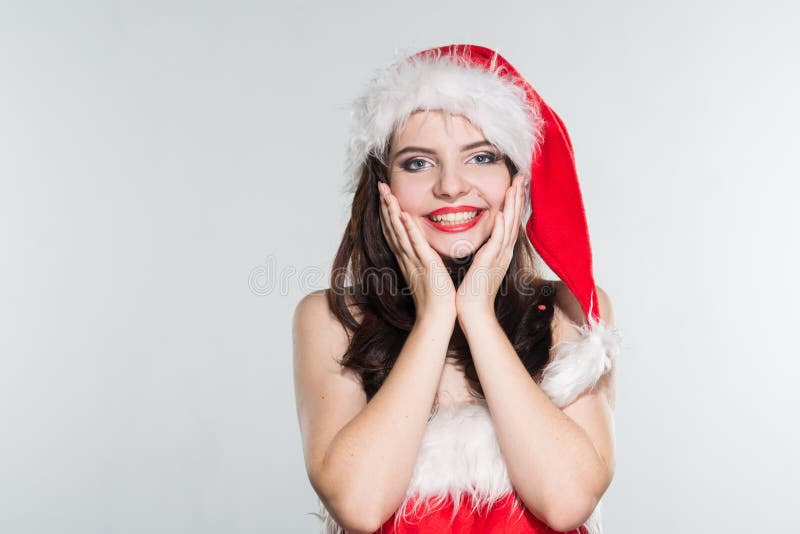 Frohe Weihnachten Schöne junge Frau in einer roten Frau Klaus-costu stockbilder Frohe Weihnachten Schöne junge Frau in einer roten Frau Klaus-costu stockbilder