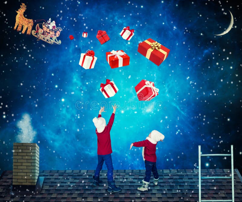 Frohe Weihnachten und frohe Feiertage! Kinder fangen Kästen mit Geschenken von Sankt Sankt ließ Geschenke zu den kleinen Kindern lizenzfreie stockfotos Frohe Weihnachten und frohe Feiertage! Kinder fangen Kästen mit Geschenken von Sankt Sankt ließ Geschenke zu den kleinen Kindern lizenzfreie stockfotos
