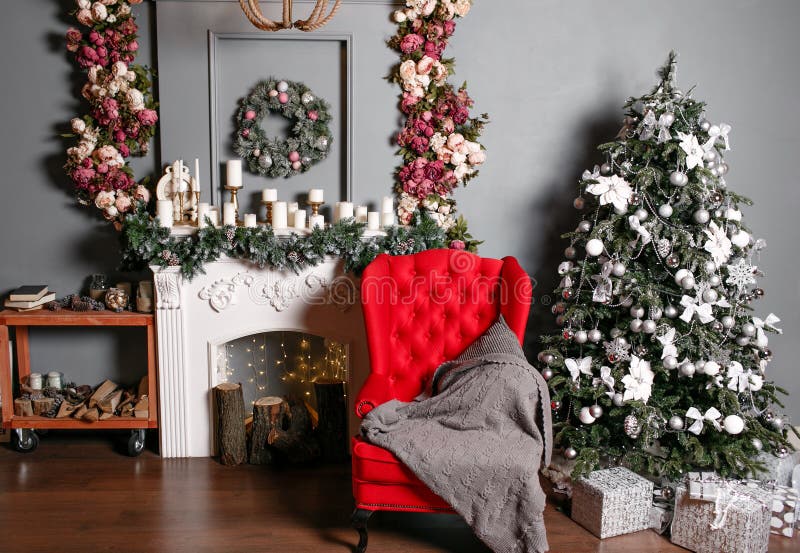 Frohe Weihnachten und frohe Feiertage Schöner Feiertag verzierte Raum mit Weihnachtsbaum, Kamin und mit Geschenken stockbilder Frohe Weihnachten und frohe Feiertage Schöner Feiertag verzierte Raum mit Weihnachtsbaum, Kamin und mit Geschenken stockbilder