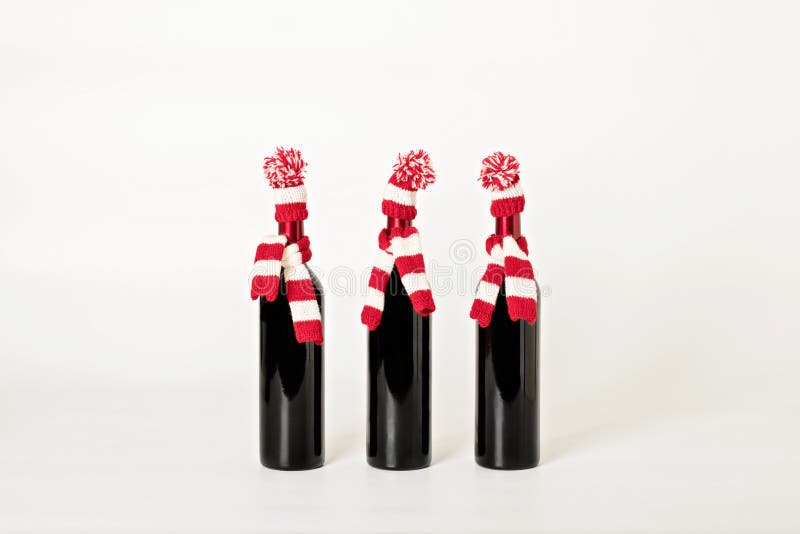 Frohe Weihnachten und guten Rutsch ins Neue Jahr Drei Flaschen Wein stockbilder Frohe Weihnachten und guten Rutsch ins Neue Jahr Drei Flaschen Wein stockbilder