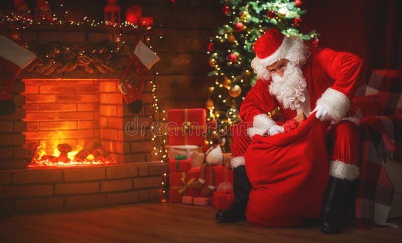 Frohe Weihnachten Weihnachtsmann Nahe Dem Kamin Und Dem Baum Mit Gi Stockbild Bild Von Weihnachtsmann Frohe